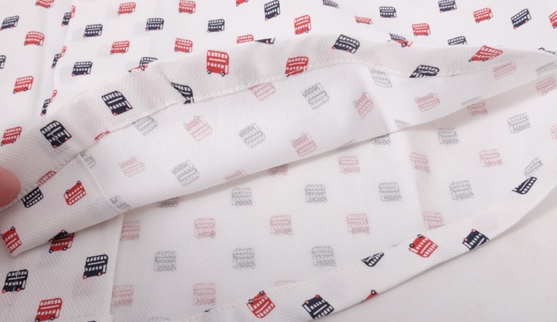 Baumwollstoff mit eingewebten Doppeldecker Bussen auf Weiß – Bild 4
