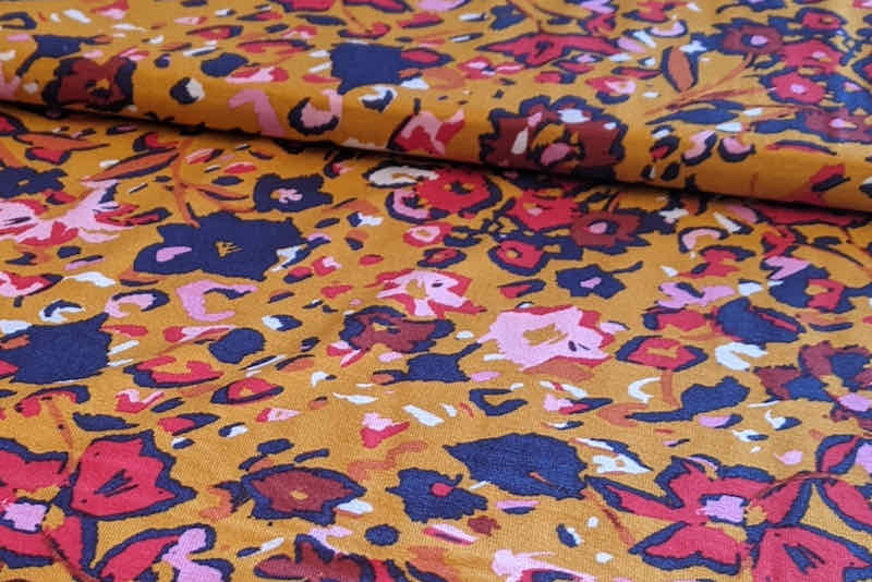 Viskosejersey, Blumenmusterung Blau / Rot auf Gelb