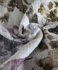 Gauze mit Lochstickerei, Blumenmuster Lila / Grün auf Ecru