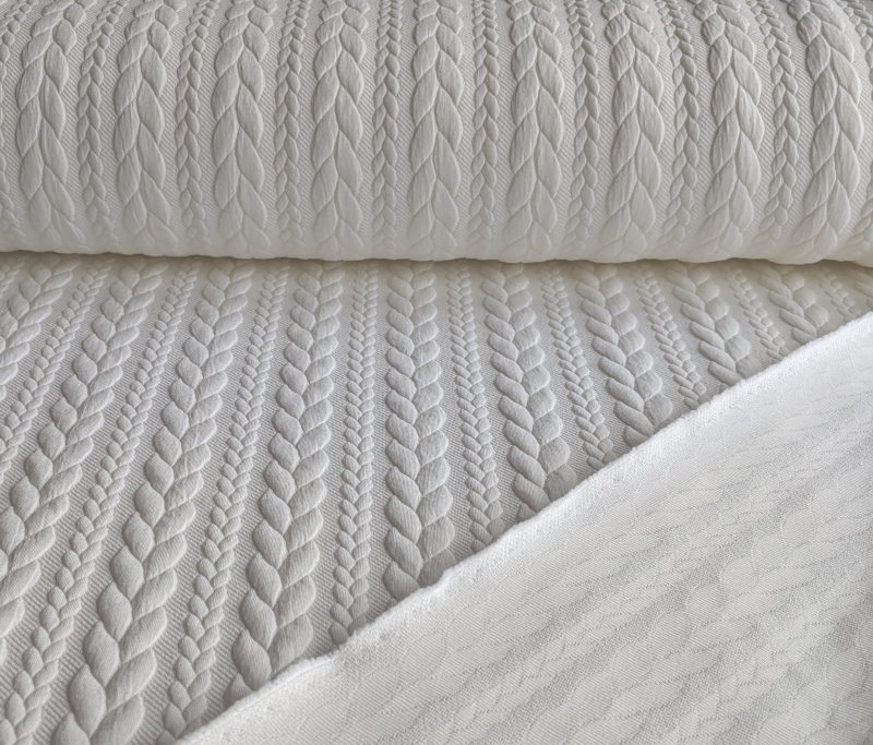 Dehnbarer Strickstoff mit Zopfmuster, Ecru